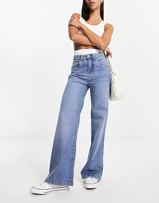 Stretch wide leg jeans have gained immense popularity due to their numerous advantages that cater to both style and comfort.