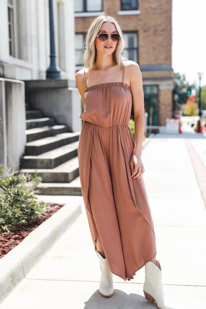 What shoes to wear with wide leg jumpsuit？