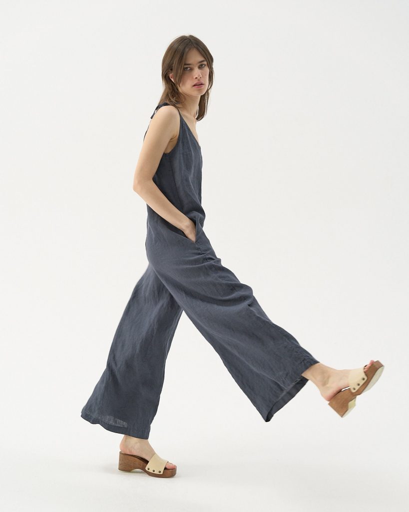 What shoes to wear with wide leg jumpsuit？